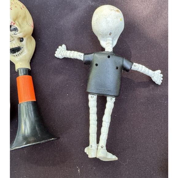 Vtg HALLOWEEN SPOOKY HORN & Hallmark Skeleton -Horn Makes Small Noise - Picture 6 of 9